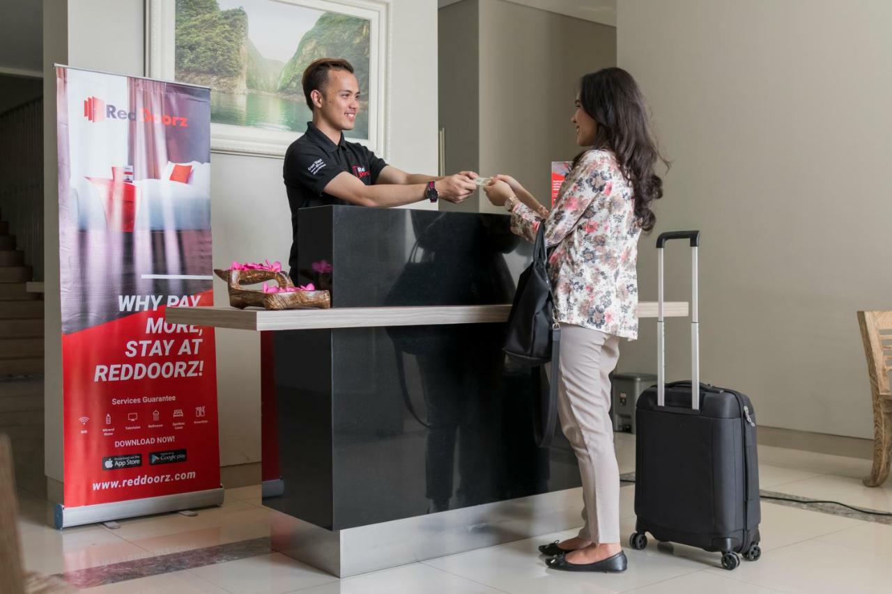 Reddoorz Plus Near Palembang Indah Mall Экстерьер фото